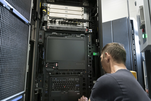 Technical employee tesing IT storage equipment at the test center of Nordic Computer