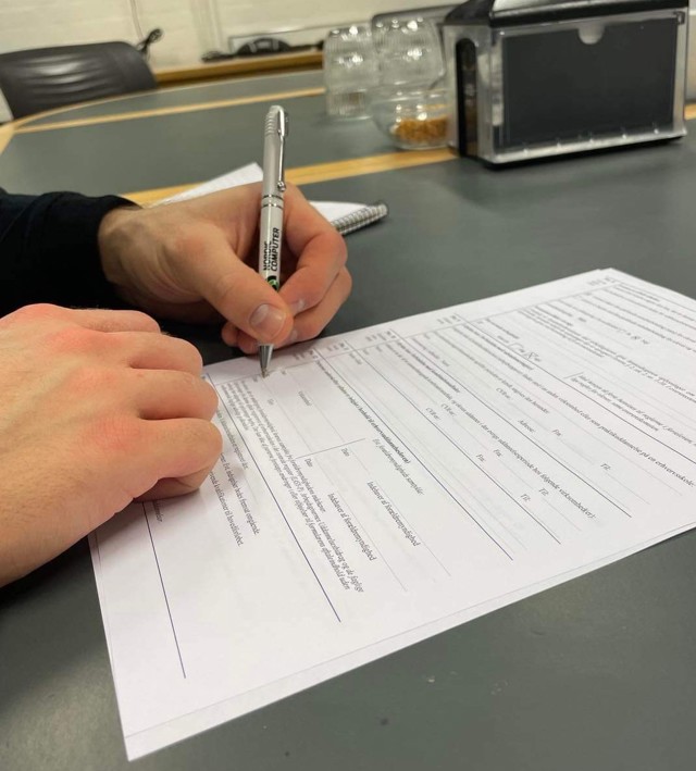 Picture of a person signing a contract 2