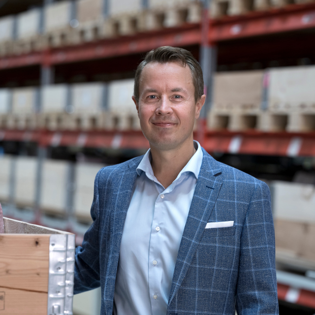 Picture of Lars Juhl in Nordic Computer warehouse