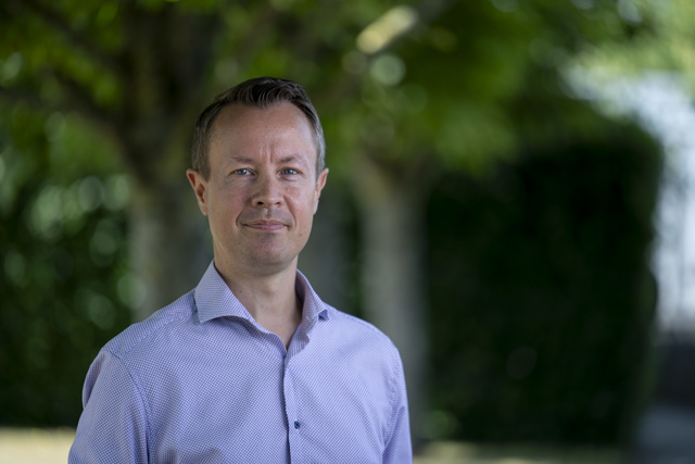 Picture of Lars Juhl with forest background